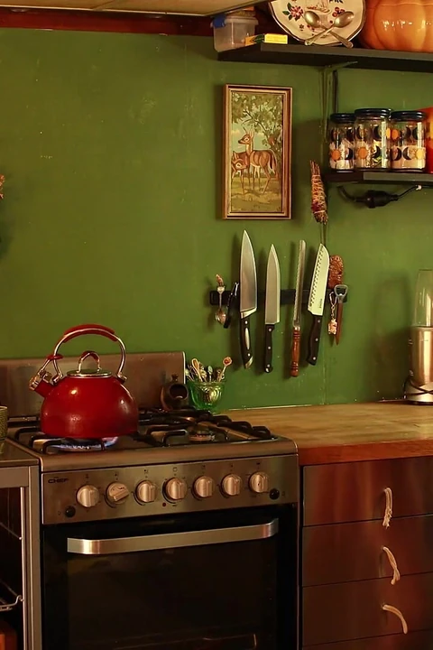 Paddle başrolde Charlie Forde, Kim boşalıyor