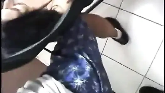 Büyük göğüslü dövmeli esmer sert sikiliyor, yüzüne ateşli bir döl alıyor