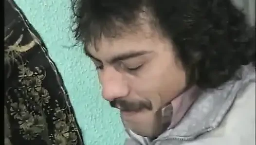 Sokaktan Retro Küçük Gözlüklü ve Kısa Sarı Saçlı