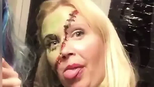 Azgın sarışın milf seni emmek istiyor!