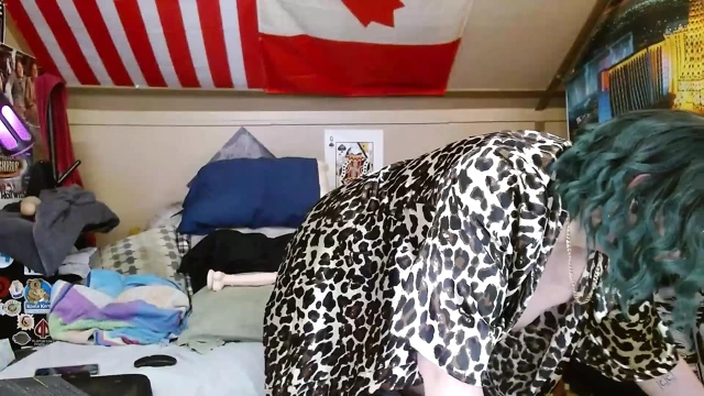 Obez domuz kadın kılıklı küçük yarağını sert bir şekilde siktiremiyor