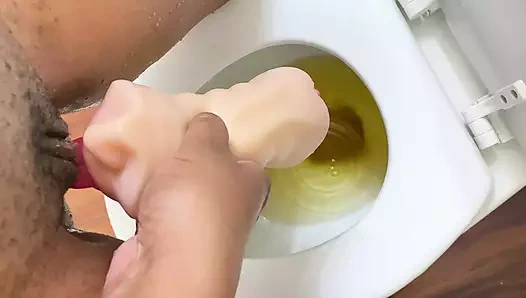 Edepsiz zenci kadın cep amcığının ağzına işiyor ve mastürbasyon yapıyor