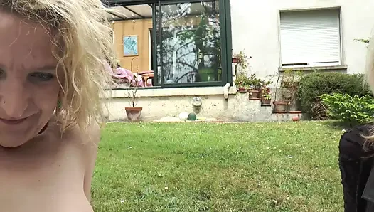 Olgun Kızlar Bahçede Birbirlerine Mastürbasyon Yapıyor Ve Birbirlerinin Vajinalarını Dildo Yapıyor