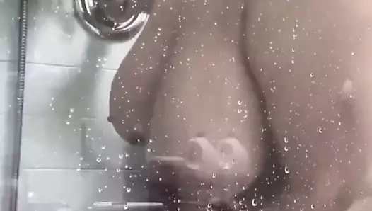 Tettone sotto doccia