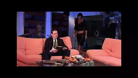 Seksi büyük memeli porno yıldızı Valentine Demy büyük klasik bir yarakla sikiliyor ve ağzına dölleniyor