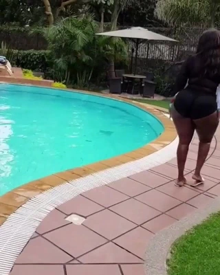 Kenyalı koca serseri mayoyla yürüyor