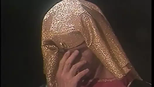 Mısır kraliçesi sikikleri gibi giyinmiş çarpıcı bir sarışın