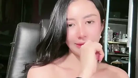 Büyük bir yarağa sahip olmak isteyen güzel bir kız