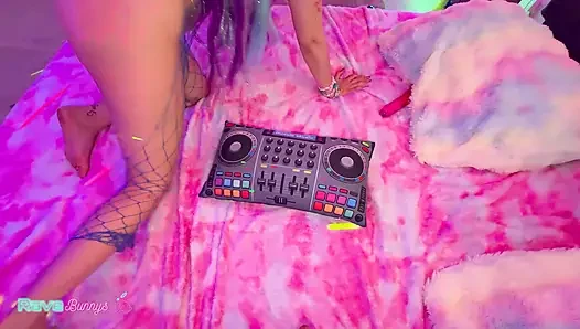 Dahlia Noire neon gecesini vahşi şehvetli enerjiyle aydınlatıyor!