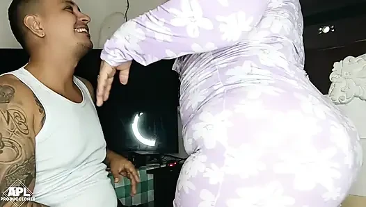 Arkadaşım beni tahrik etmek ve yarağımı zonklatmak için bana büyük göğüslerini bile gösteriyor