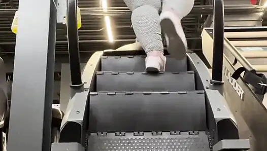 Beni spor salonunda eğitmene yardım eder misin yoksa sadece götümün salsını izler misin?