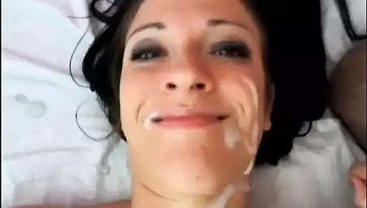 Sevimli bebek becerdin üzerinde kam büyük cumshot üzerinde yanak ve boyun