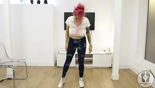Yoga eğitimi ısınma zıplıyor jacks ip atlıyor büyük memeler