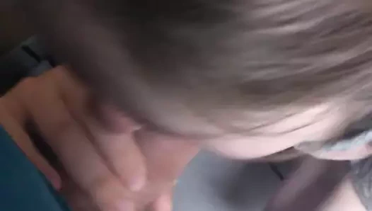 İş yerinde sikimi emmesine izin vermem için bana yalvardı