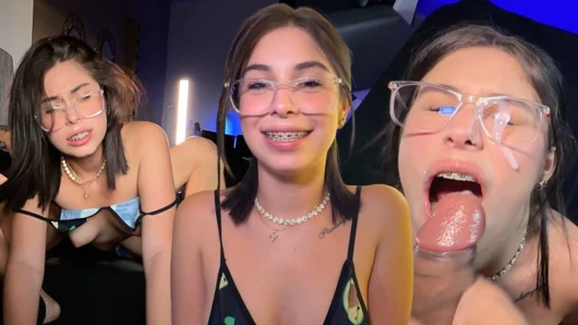 Orgazm olan 18 yaşındaki inek kız sikişirken bacaklarını sallıyor ve gözlüklerine boşalıyor.