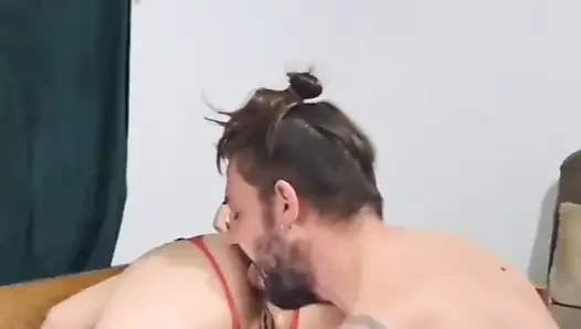 Ateşli itaatkar orta yaşlı seksi kadın sert sikişiyor ve götüne ve amına boşalıyor