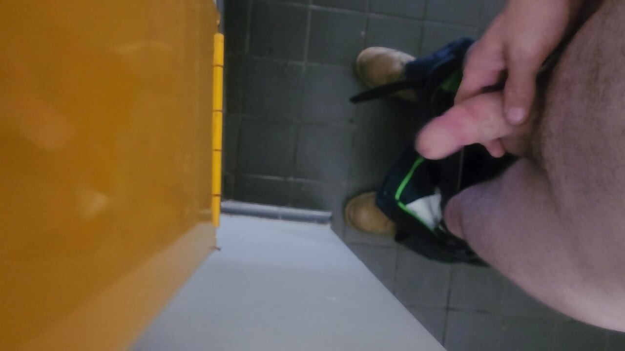 Umumi tuvalet masturbasyon yapmak için sert yumuşaktan sonra boşalmak.