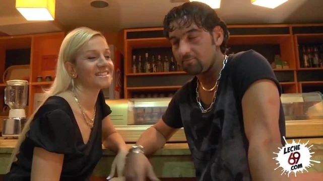 İspanyol çift halka açık kafede