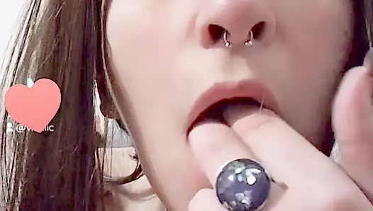 Sıcak esmer striptiz yapıyor