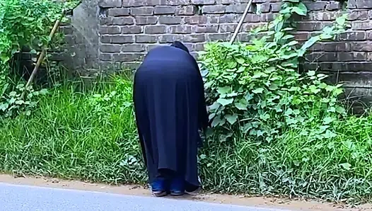 Arap ateşli üvey anne otel yatağında yoldan geldikten sonra azıyor ve büyük götünü görüyorum ve elle muameleye başlıyorum