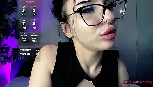 Ravenfoxxy kafanda kalacak kadar seksi bir özgüvene sahip