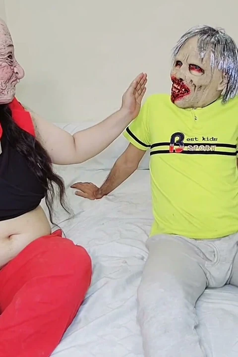 Cadılar Bayramı Anal Özel, Hayalet Bayan Hintli Iri Güzel Kadın Prezervatifsiz Domalarak Zombiyle Anal Seks Yapıyor
