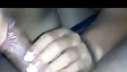 Istri lagi mengulum kontol