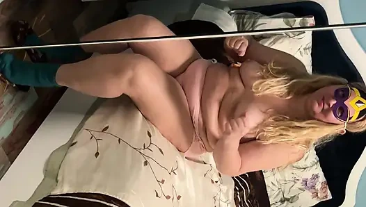 Zara Charm: natürlicher behaart striptease &socken-fetisch-session