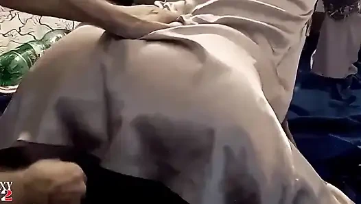 2069 - yakın çekim - Fransız amatör, saten siyah külot, siyah korse, kahverengi açık saten ceket