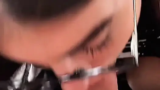 Calda teen 18+ bruna fa un pompino sciatto hardcore fino a quando il mio cazzo non riesce più a sopportare in punto di vista