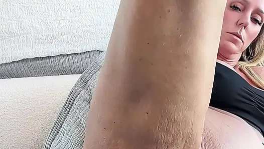 Solo anal oyun zamanı.... Büyük bir orgazm sağlamak için bir sürü büyük anal oyuncak kullanıyorum...