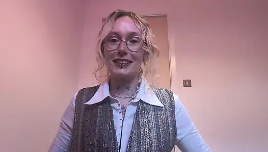 Seksi emlakçı satışı yapmak için çaresiz