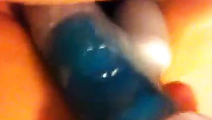 Eğleniyor gibi görünüyor