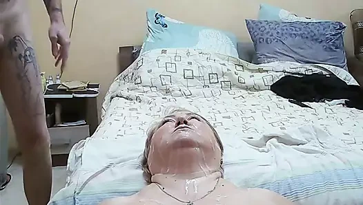 Birden fazla boşalmadan sonra kayınvalidenin yüzü spermle kaplı