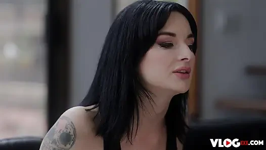 Dövmeli hatun lysagna del ray bts erotik performansı gösteriyor