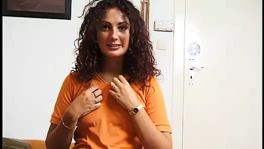 Tatlı Hourtin Karina bunu kendisi yapıyor