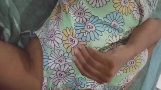 Büyük memeli ateşli üvey kız kardeş üvey erkek kardeşinin dildo oyunuyla