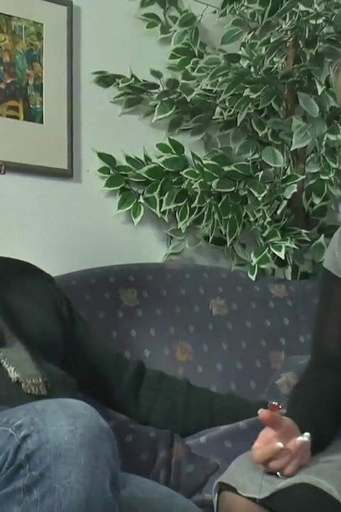 Seksi bir çifte nüfuzlu sürtük acımasız üçlü seks yapıyor