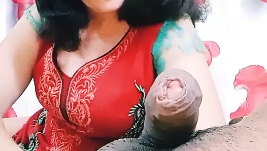 Taşaklarını ve yarağını beğenirken çok sevimli görünüyor