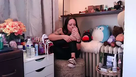 Kendi ayaklarımı yalamayı seviyorum