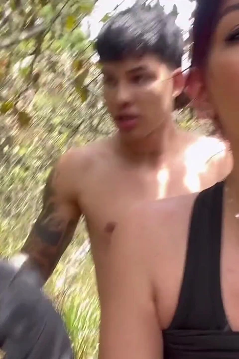 Venezuelalı tepeye tırmanırken arkadaşı tarafından sikiliyor