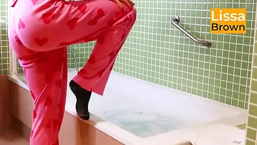 Köpük banyosunda ve balonda pembe pijamalar