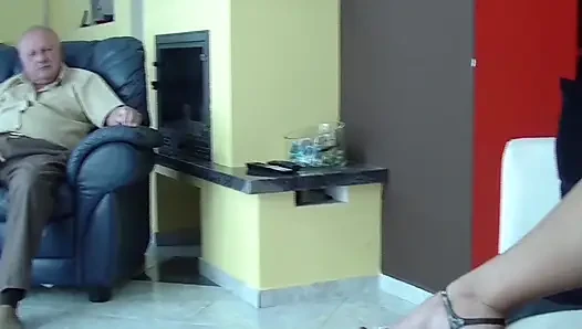 Olgun esmer orta yaşlı seksi kadın büyük zenci yarağını sert sikiyor