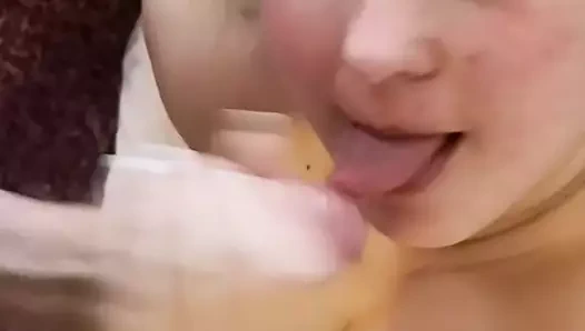 Kız kardeşim sikimi emiyor