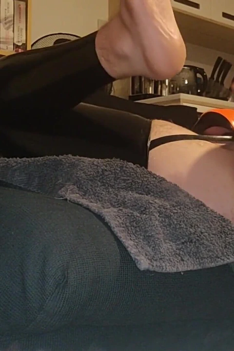 Rubber Twink kendi kendine yumruk sokma