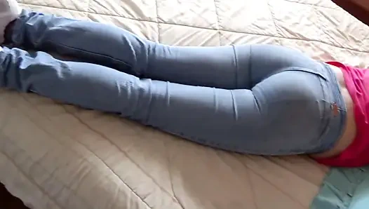 Üvey oğlumun arkadaşları geliyor ve götüme bolca yük veriyor, sert yaraklarını seviyorum.