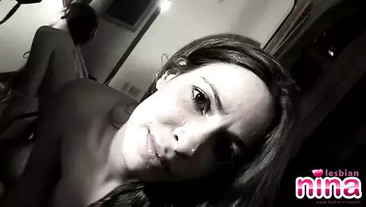 Çoraplı lezbiyen Nina soyunuyor