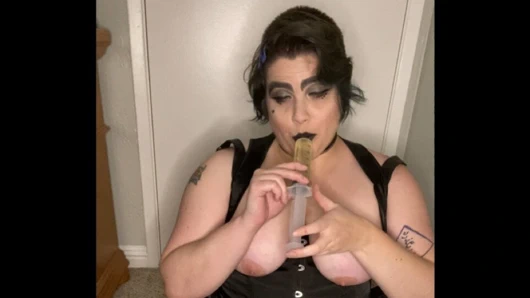 Gotik kaltak beyaz külot ıslatıyor, taze, amına ateşli sidik, ilk kez sidik içiyor