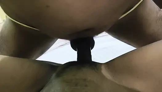 Ateşli yenge erkek arkadaşını evinde arayıp amını parmaklıyor ve tam zevk almak için amını sikiyor