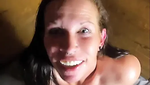 Azgın orta yaşlı seksi kadın yağlanıyor ve memnun etmek için çaresiz